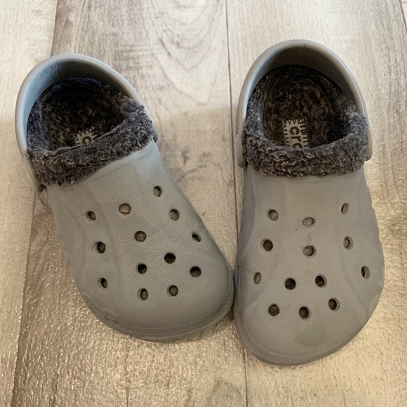 grey lined crocs
